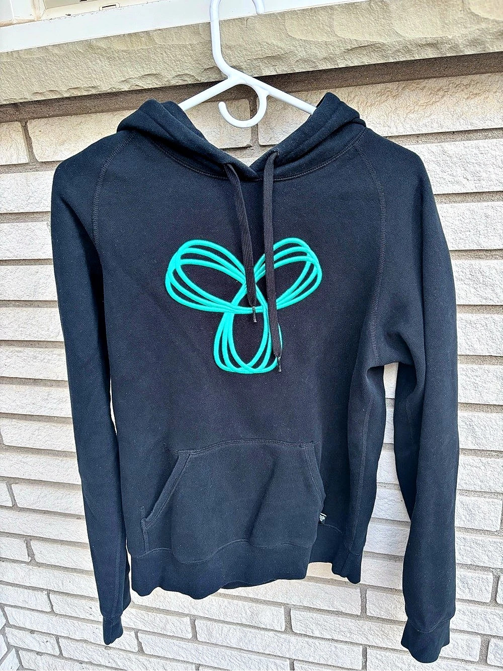 TNA Aritzia Black Pullover Hoodie S | Teal Embroidered Logo Sweatshirt